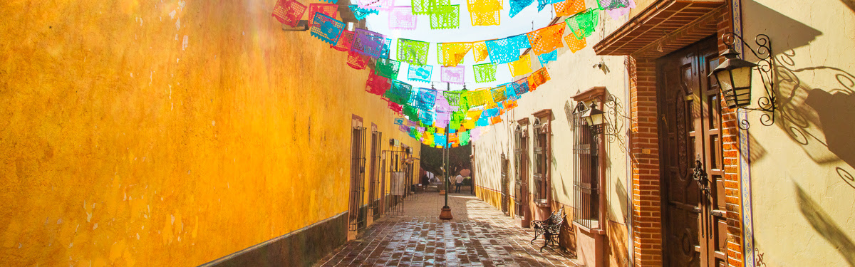 Farbenfrohe mexikanische Strae |  Arturo Pea Romano Medina, iStockphoto.com / Chamleon