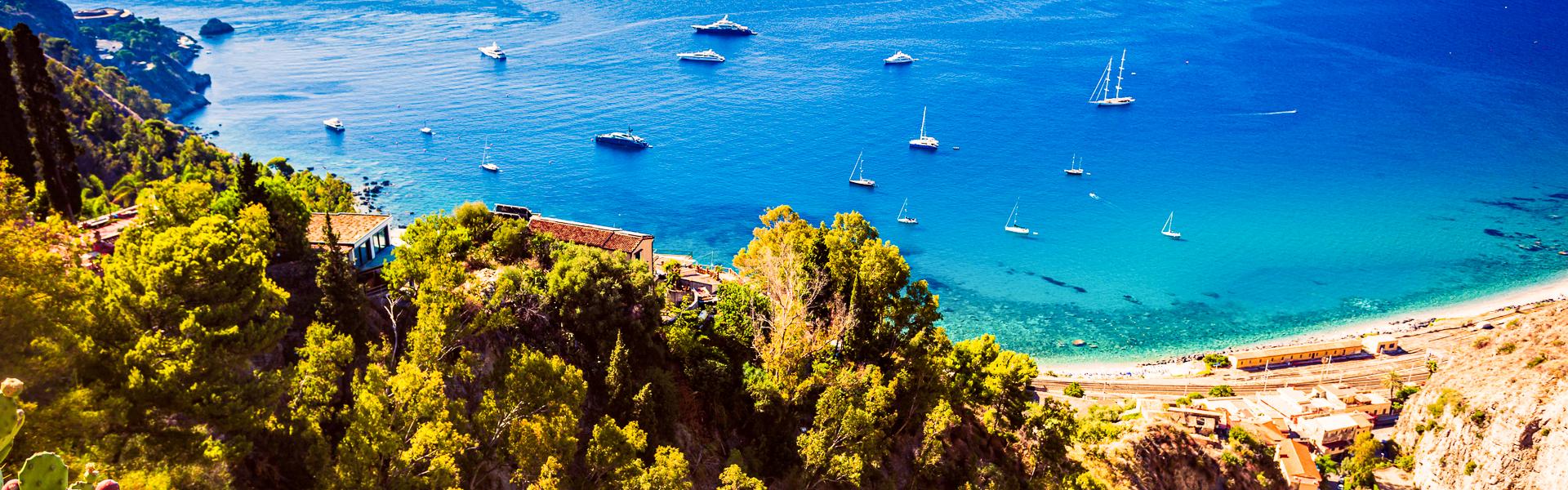 Blick von Taormina ber die Bahnstation |  nata_rass, iStockphoto.com / Chamleon